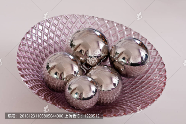 玻璃盤中的金屬球