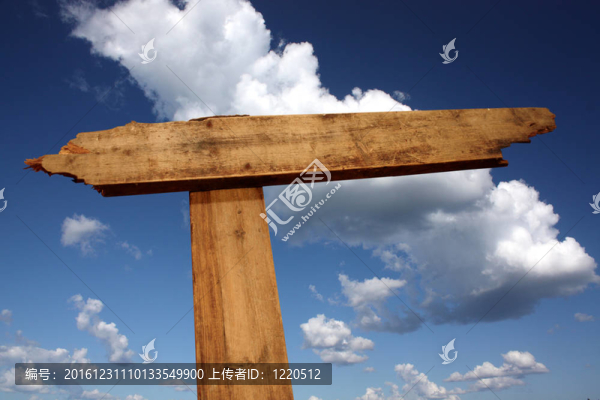 舊風化木路標
