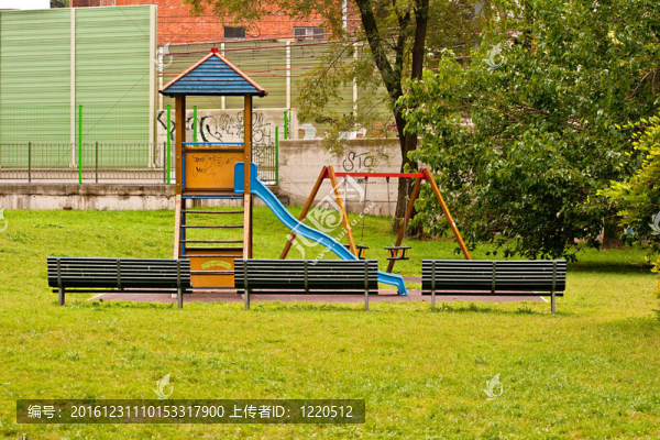 空曠的操場上