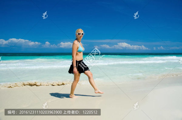 白沙海灘上的女人
