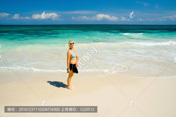 白沙海灘上的女人