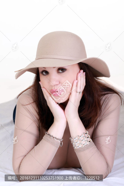 中年婦女覺得帽子肖像看透頂部