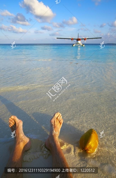 飛行員在海灘上休息