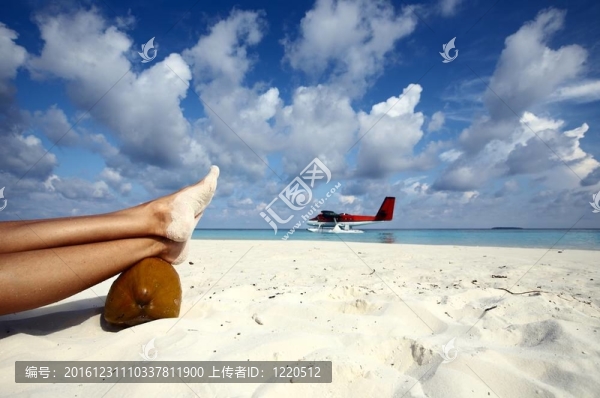 女飛行員已在海灘上休息