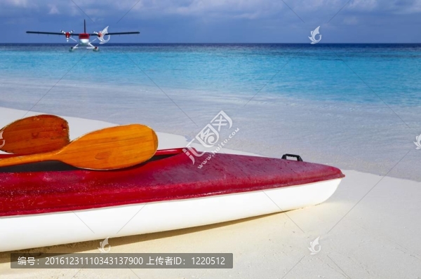 紅船在海灘上2