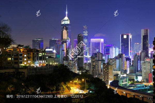 香港在晚上擁擠的建筑物