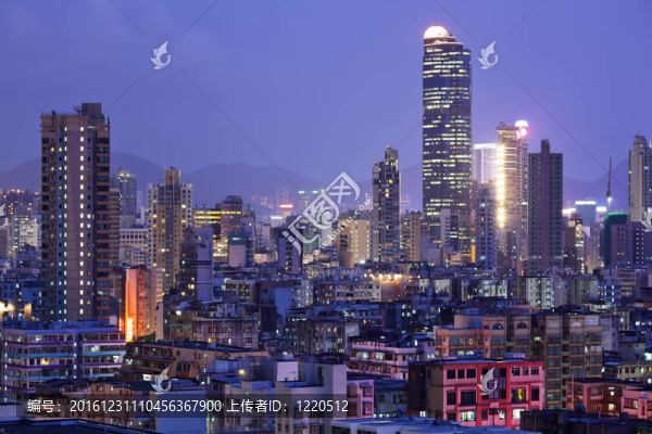 香港在晚上擁擠的建筑物