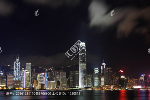 香港的天際線在夜間