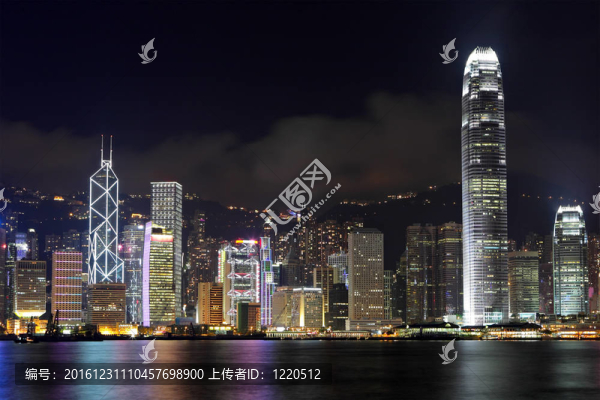 香港的天際線在夜間