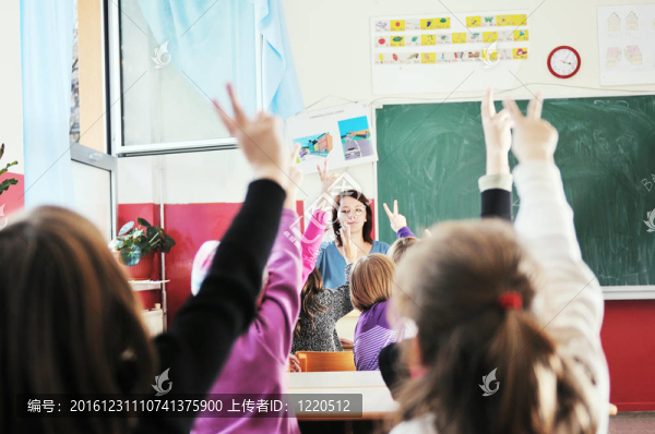 在學(xué)校教室里和老師一起快樂(lè)的孩子們