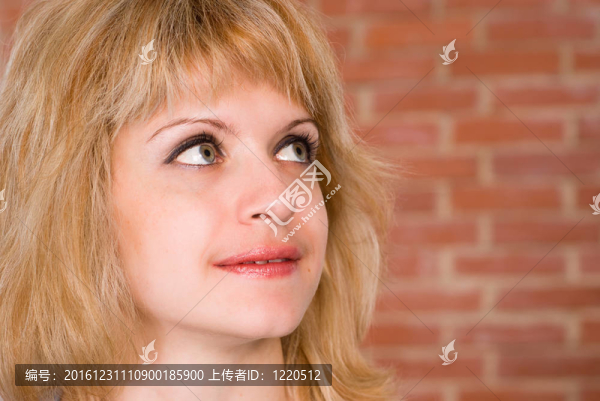 漂亮的女人看起來