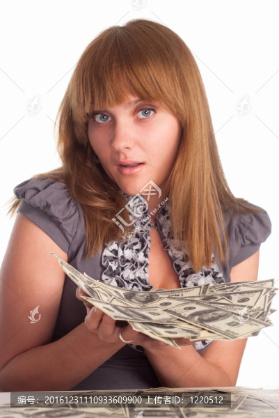 女孩用現(xiàn)金