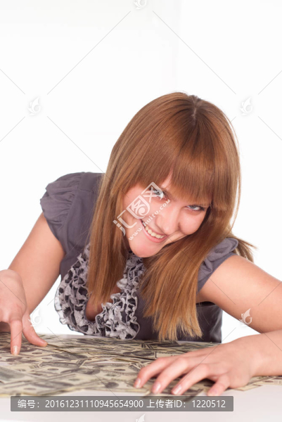 女孩用現(xiàn)金