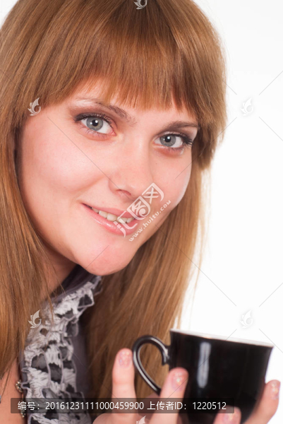 抱著杯子的女孩
