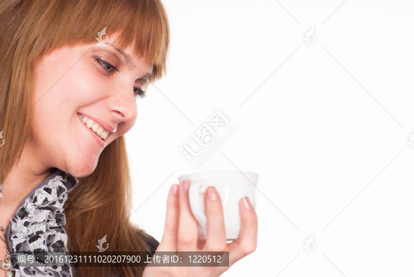 抱著杯子的女孩