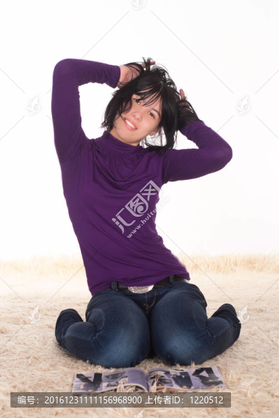 地毯上的好女孩