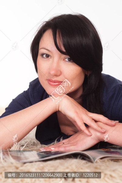 地毯上的可愛女人