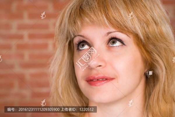 漂亮的女人看起來
