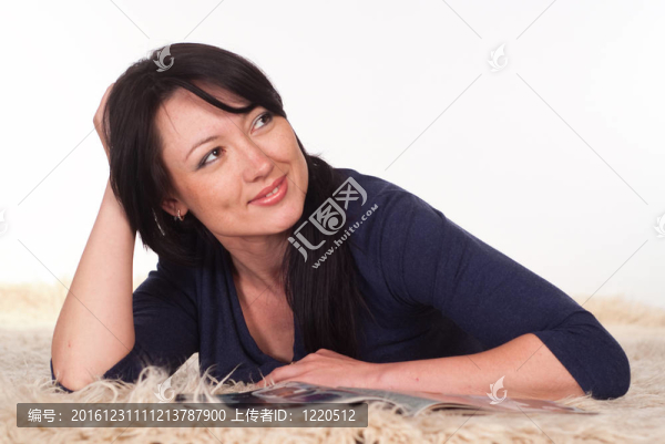 地毯上的可愛(ài)女人