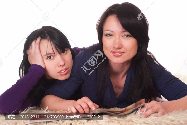 兩個(gè)女孩閱讀