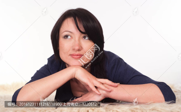 地毯上的可愛女人