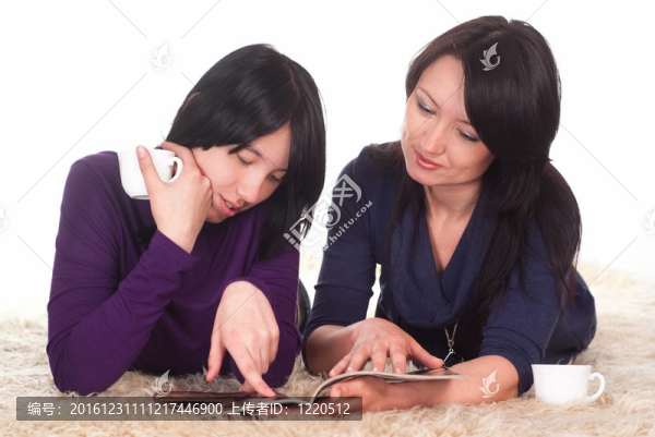 兩個女孩閱讀