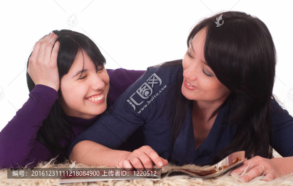 兩個女孩閱讀
