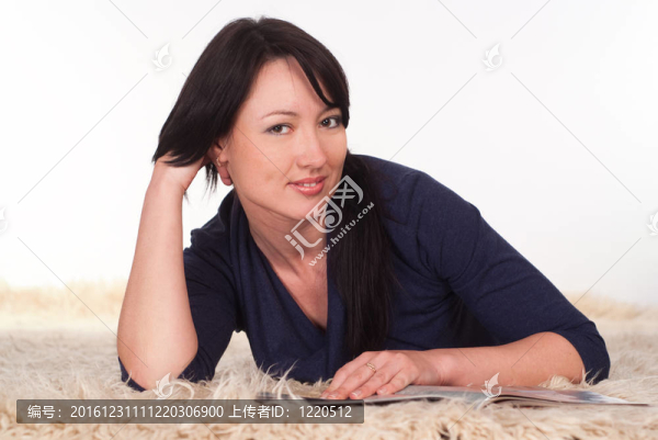 地毯上的可愛(ài)女人