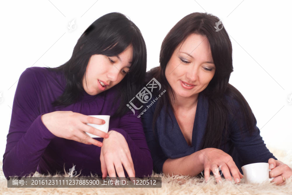 兩個女孩閱讀