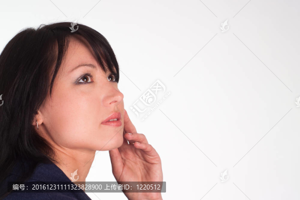 美麗的女孩在白色
