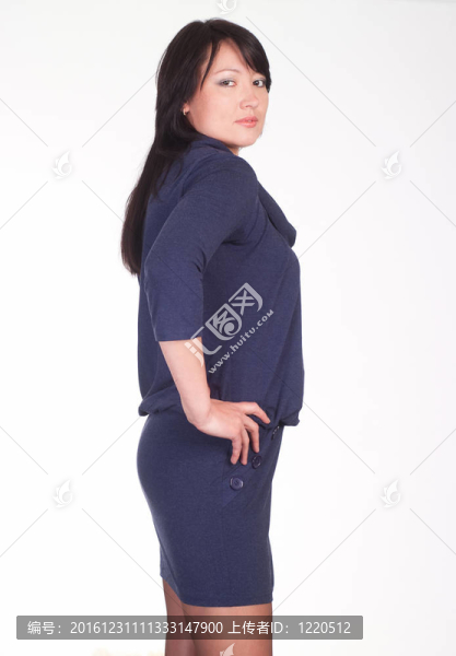 美麗的女孩在白色