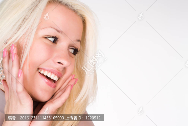 穿著灰色衣服的完美女孩