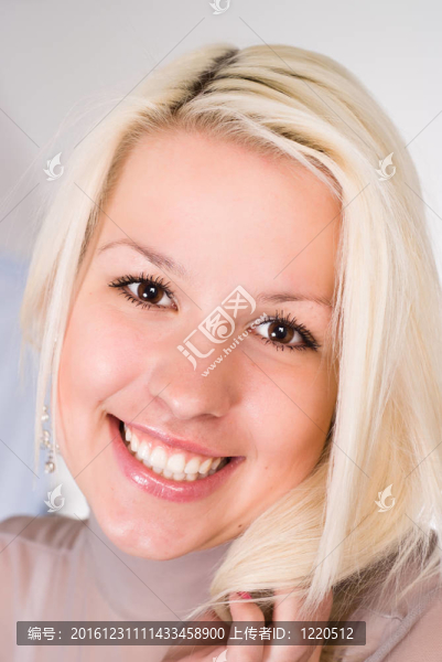穿著灰色衣服的完美女孩