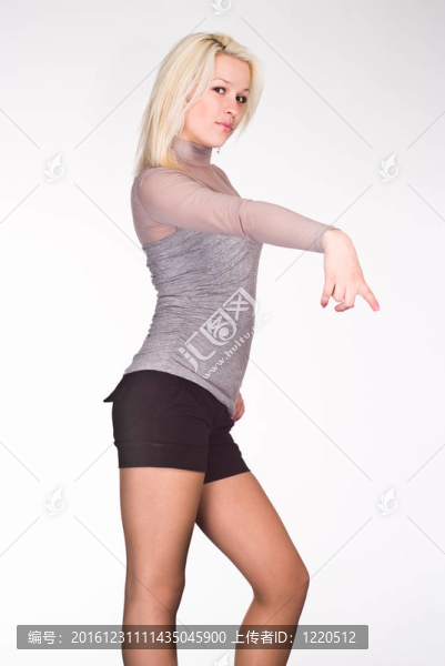 穿著灰色衣服的完美女孩