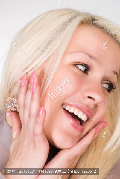 穿著灰色衣服的完美女孩