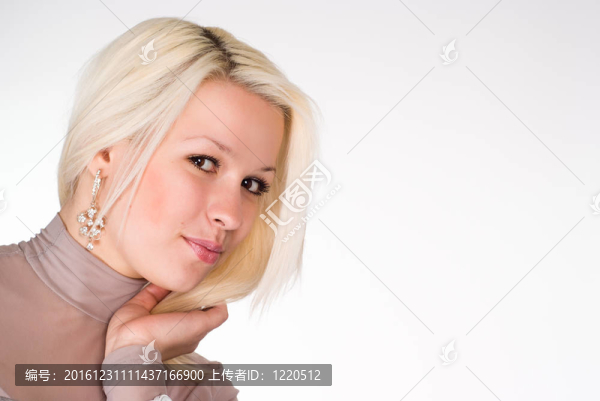 穿著灰色衣服的完美女孩