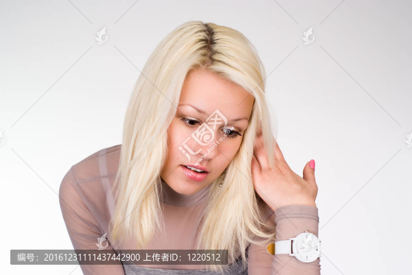 穿著灰色衣服的完美女孩