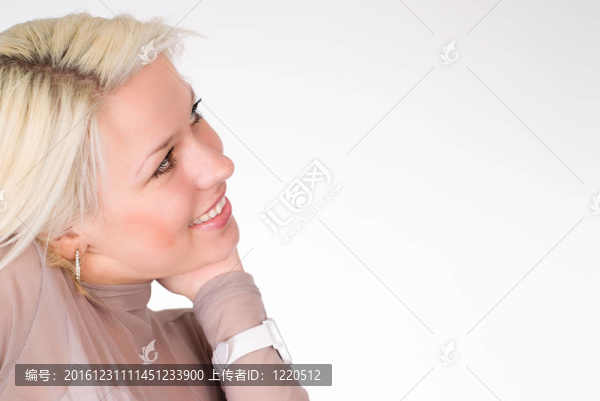 美妙的女孩在白色