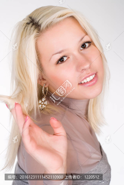 美妙的女孩在白色