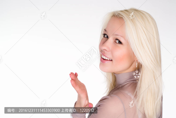 美妙的女孩在白色
