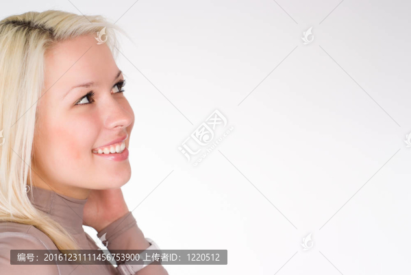 美妙的女孩在白色