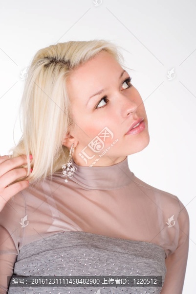 美妙的女孩在白色