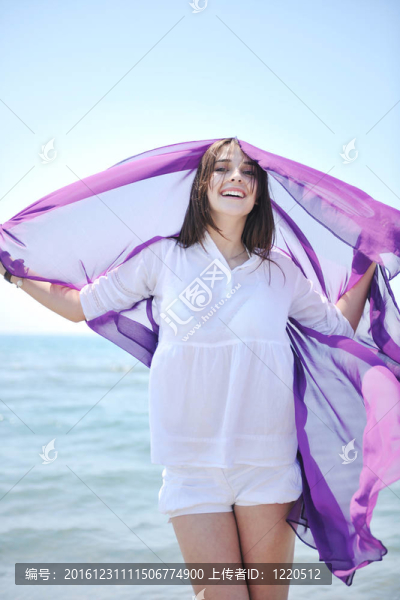 年輕女子在海灘上放松