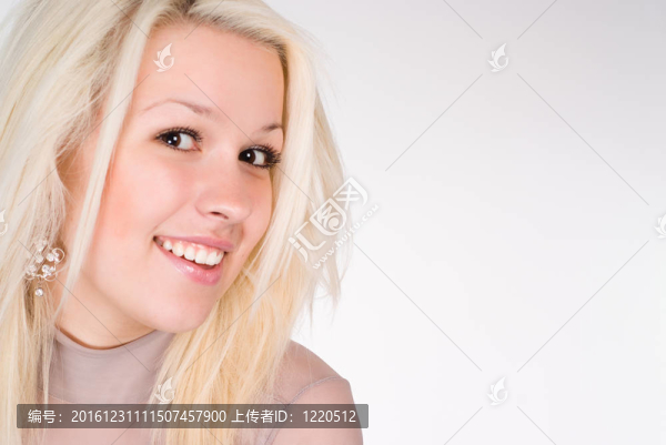 美妙的女孩在白色