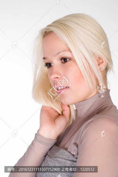 美妙的女孩在白色