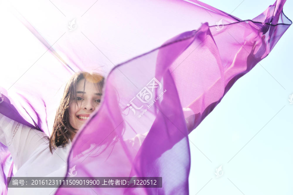 年輕女子在海灘上放松
