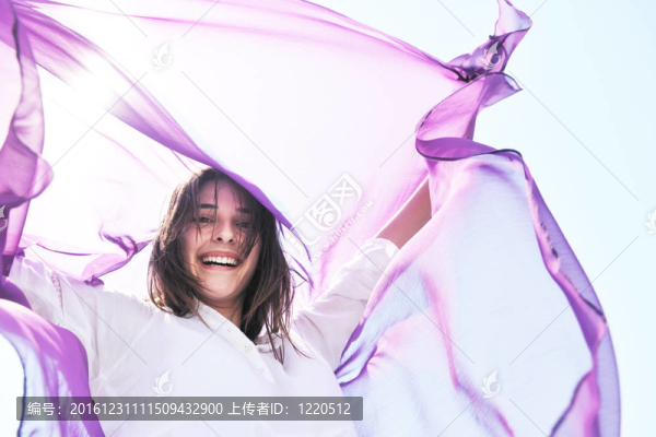 年輕女子在海灘上放松