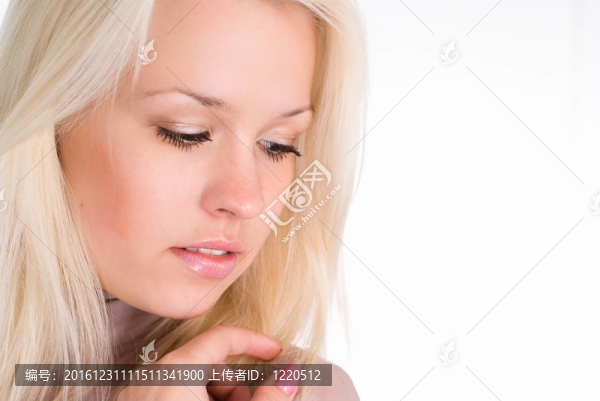美妙的女孩在白色