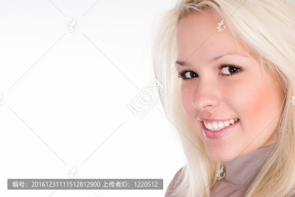 美妙的女孩在白色