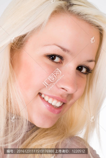 美妙的女孩在白色
